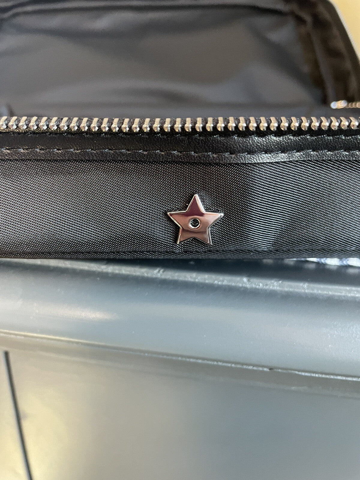 DIOR VIP Gift Brush Set pouch Disney birthday Holiday girl party travel ??  ]